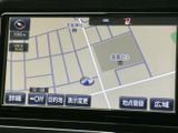 現在地を示す地図が大きく表示され、周辺の道路や施設名を確認しながら目的地までの道順を把握できます。表示切替や地点登録などの項目も画面下部に並び、案内利用時に操作しやすい構成です。