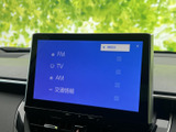 FM・AMラジオやテレビ、交通情報などを選べるメニューを表示。使いたい項目を画面から確認しやすく、毎日の移動に合わせて音声や情報を活用できる装備です。