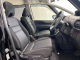 ゆったりと座れる運転席シートですのでストレスなく運転が出来ますよ!