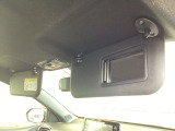 運転席サンバイザーには、身だしなみを整える際に便利なバニティミラーが付いています。