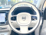 【ステアリングスイッチ】運転中、前方から目線をそらさずにオーディオ等の操作ができるよう、適切に配置されたスイッチ類。安心&快適なドライブを演出してくれる便利な機能です。