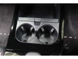 使い勝手の良いフロントセンター部のカップホルダー!よく使う場所にあると便利ですよね。