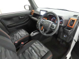 シンプルで使いやすいデザインの運転席です。