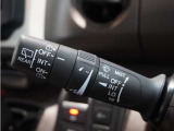 ◆ワイパー・ウォッシャースイッチ◆ワイパーは雨量に応じて切り替え可能なスイッチがついており、ウォッシャースイッチは手前に引くと噴射してフロントガラスを綺麗にしてくれます。