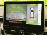 車両後方の映像に加え、周囲を上から見たような表示も確認でき、駐車時の安全確認をサポートします。ガイド線も表示されるため、車両周辺の状況を把握しやすい便利な装備です。