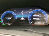 速度やシフト位置、航続可能距離などの情報を運転席正面で確認できます。表示項目がまとまり、必要な情報を把握しやすいメーター廻りで、日々の運転を支えます。
