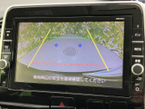 後方の様子をモニターで確認でき、駐車時の周囲確認をサポートします。ガイド表示もあり、限られたスペースでの車庫入れや切り返しに役立ちます。