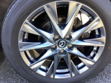マツダ純正アルミホイール。タイヤサイズは225/55R19です
