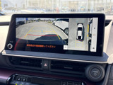 周囲の映像と車両上方からの表示を切り替えて確認でき、駐車時の周辺把握をサポート。画面上の目安も見やすく、車庫入れの際に便利です。
