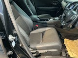 包み込むような背もたれがドライバーの身体全体をしっかり支えます。長時間の運転も快適な座り心地です。