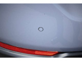 「リヤコーナーセンサー」も装備、後退時に障害物を感知するとディスプレイ表示と警告音で注意を促してくれます、「後退時ブレーキアシスト機能」も付いていて安心です