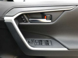 運転席シートポジションメモリーでスイッチを押すだけでシートが設定したポジションに動くので便利です!