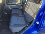 後席もゆったりくつろぐことができます!脚を組めちゃうほど足元のスペースも広いです!