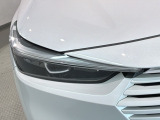 LEDヘッドライトは、点灯の瞬間から最大光量を発揮し、突然暗くなるトンネルなどでの安定感を高めます。