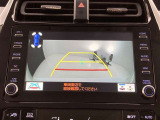 こちらのバックカメラは画面にラインが表示されておりますので、バック持のクルマの進行方向の目安になります。より高いレベルで車庫入れをサポートする、便利な機能ですね。