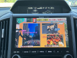 テレビ番組を画面で楽しめる装備です。停車中の待ち時間などに映像を視聴でき、画面内には番組情報も表示されています。日常のちょっとした時間を過ごす際に便利です。