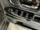 運転席のスイッチで全てのウィンドウの開閉操作を行うことができます。ロックボタンをONにしておくと、運転席以外のウィンドウは作動しないのでお子様を乗せているときなども安心ですね♪