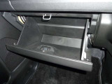 【グローブボックス】シンプルなデザインのグローブボックス。車検証などを収納しておくことが出来ます。