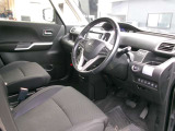 運転席の足元広々としているので運転しやすいです!