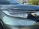 シャープなデザインの明るくて長寿命のLEDヘッドライト採用