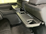 前席背面には格納式のテーブルも装備。食事やスマホ・タブレットでの動画視聴など様々な用途で活躍します。サイドにはちょっとした荷物がかけれる便利なコンビニフック付きです。
