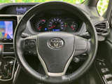 手元に操作スイッチがまとまり、運転姿勢を保ちながら必要な操作を確認できます。メーターや周辺表示との位置関係も把握しやすく、日常の運転に便利です。