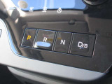 こちらのお車にはシフトレバーが無く、スイッチでギアを入れるボタン式のシフトになっております。