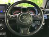 手元にスイッチ類が配置され、運転中も前方を意識しながら必要な操作にアクセスしやすい構成です。メーターの確認もしやすく、日常の移動で扱いやすさに配慮されています。