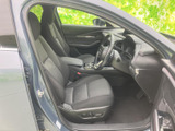前席は視界が開け、運転席と助手席それぞれにゆったり座れる空間です。シートや足元も落ち着いた色合いでまとまり、乗り込んだ際に過ごしやすい雰囲気があります。
