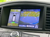 後方映像に加えて車両周辺を確認できる表示があり、駐車時の周囲確認をサポートします。画面を切り替えて見比べられるため、車庫入れや狭い場所での駐車に便利な装備です。