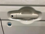 【リクエストスイッチ】スマートキーをポケットやカバンに入れた状態でドアの施錠、開錠ができます。
