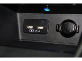 小物の収納に便利なセンタートレイには携帯等のデバイスの充電可能なUSB出力電源付です。
