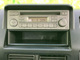 ラジオや音源の選択、音量調整などのボタンがまとまっており、表示部も確認しやすい配置です。運転中も必要な情報を把握しやすく、日常の移動時間に音楽やラジオを楽しめます。