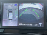 アラウンドビューモニターまるで車を真上から映したような映像で、前後左右の感覚が分かります♪車庫入れや駐車時に大活躍の機能です。