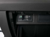 ETCユニットは内装の美観を損なうことなくグローブボックスに綺麗に設置されてます。