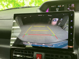 後方の様子を画面で確認でき、駐車時やバックでの取り回しをサポートします。目安となるガイド表示もあり、周囲を確認しながら落ち着いて操作しやすい装備です。日常の駐車に便利です。