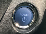 電源スイッチは運転席まわりに配置され、表示と縁取りが目に入りやすい仕様です。乗車後に位置を確認しやすく、日々の運転開始時にも扱いやすい装備です。