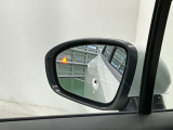 ブラインドスポットインフォメーションは走行中、斜め後ろに車両を感知すると、ドアミラー上のマークを点灯してお知らせします