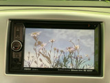 停車中にテレビ映像を視聴でき、待ち時間などのひとときを車内で過ごす際に活用できます。画面表示も見やすく、休憩時に映像を楽しみたい方にうれしい装備です。