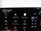 スマートフォンとAudiをUSBケーブルを介し接続。AppleのCarPlayやAndroid Autoのアプリを通じて、スマートフォンのコンテンツをMMIディスプレイに表示します。