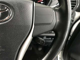 ステアリングスイッチ付き。前方から目を離すことなく操作することが可能です。