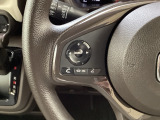 ステアリングにハンズフリー通話スイッチを装備。運転中でも手を離さずに通話操作ができるため、家族との連絡や急な電話にも安心して対応できます。