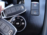 DMセレクターは5種類のドライブモード(PERSONAL、SPORT、 STANDARD、ECO、SNOW)を備え、モードを選択することによりエンジンやモーター、トランスミッションなどを各モードに適した特性で制御するシステムです。