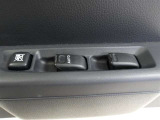 パワーウィンドウスイッチで運転席から全席の窓の開閉ができます。
