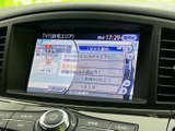テレビ番組を画面で確認できる装備です。停車中に映像やテレビを視聴でき、休憩時間などの車内で楽しめます。番組一覧も表示されるため、見たい放送を選ぶ際にも便利です。