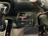 電子制御パーキングブレーキ。発進時にアクセルペダルを踏めば、自動的に解除されます。