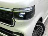 【LEDヘッドライト】悪天候や夜間走行時も良好な視界を確保し安心して運転できる高輝度LEDヘッドライトを装備!点灯速度が早く、消費電力も抑えられています。