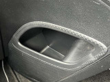 助手席側にも小物入れあります