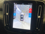 【360&deg;ビューカメラ】4台の高解像度カメラで360度の鳥瞰図を表示。隣の車や壁、死角にある障害物などを画面で確認できるため、狭いスペースでの駐車・出入りも安心です。