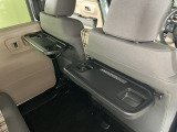 運転席と助手席のシートの裏に収納式のテーブルが装備されています。休憩時のちょっとした小物置きに使えてとっても便利ですね♪